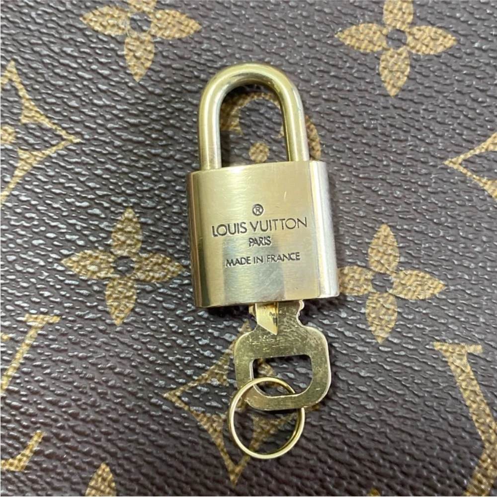 Authentic Louis Vuitton lock & key 🔒 🔑 - Picture 2 of 4